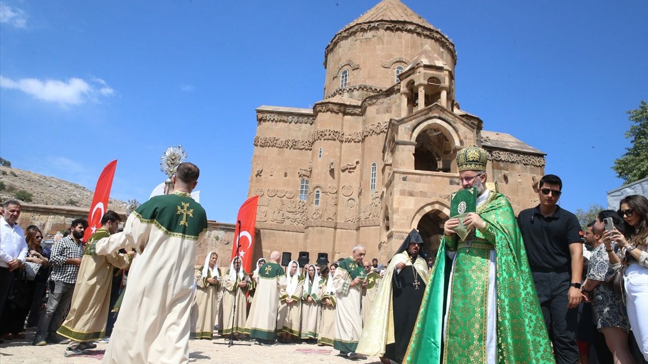 Akdamar Kilisesi'nde Geleneksel Ayin Gerçekleştirildi