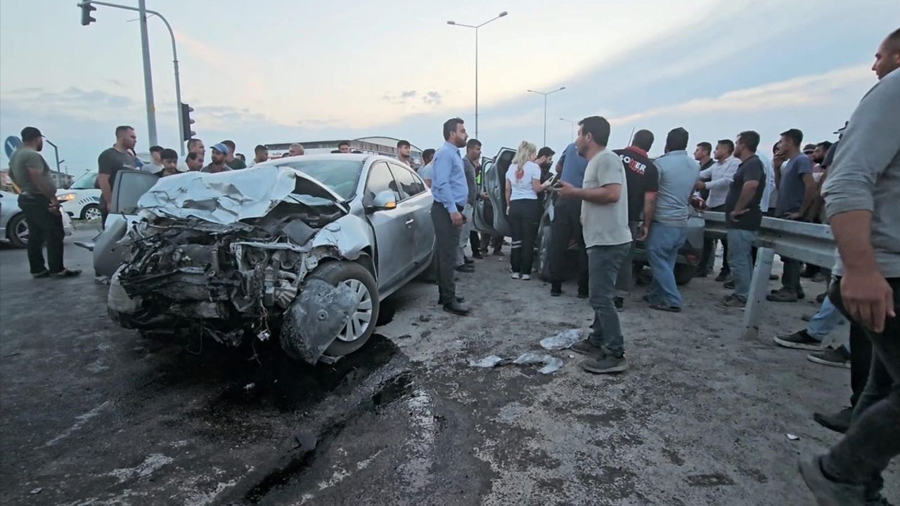 Aksaray'da Otomobil Çarpışması: 4 Yaralı