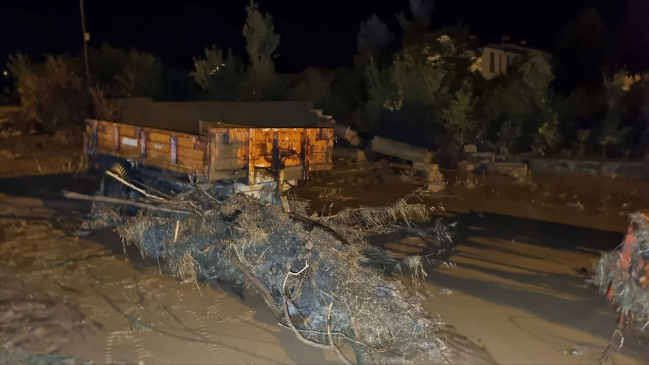 Alaca'da Şiddetli Sağanak: Hayvanlar Telef Oldu, Otomobiller Suya Gömüldü