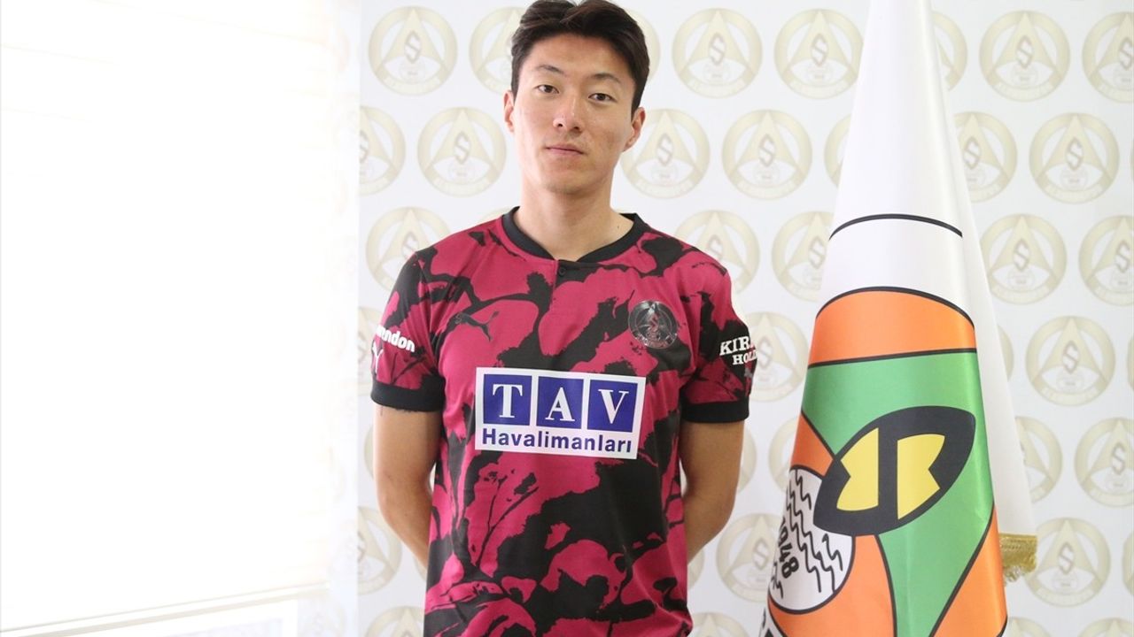 Alanyaspor'un Yeni Forveti Ui-jo Hwang İle İmza Töreni Düzenlendi