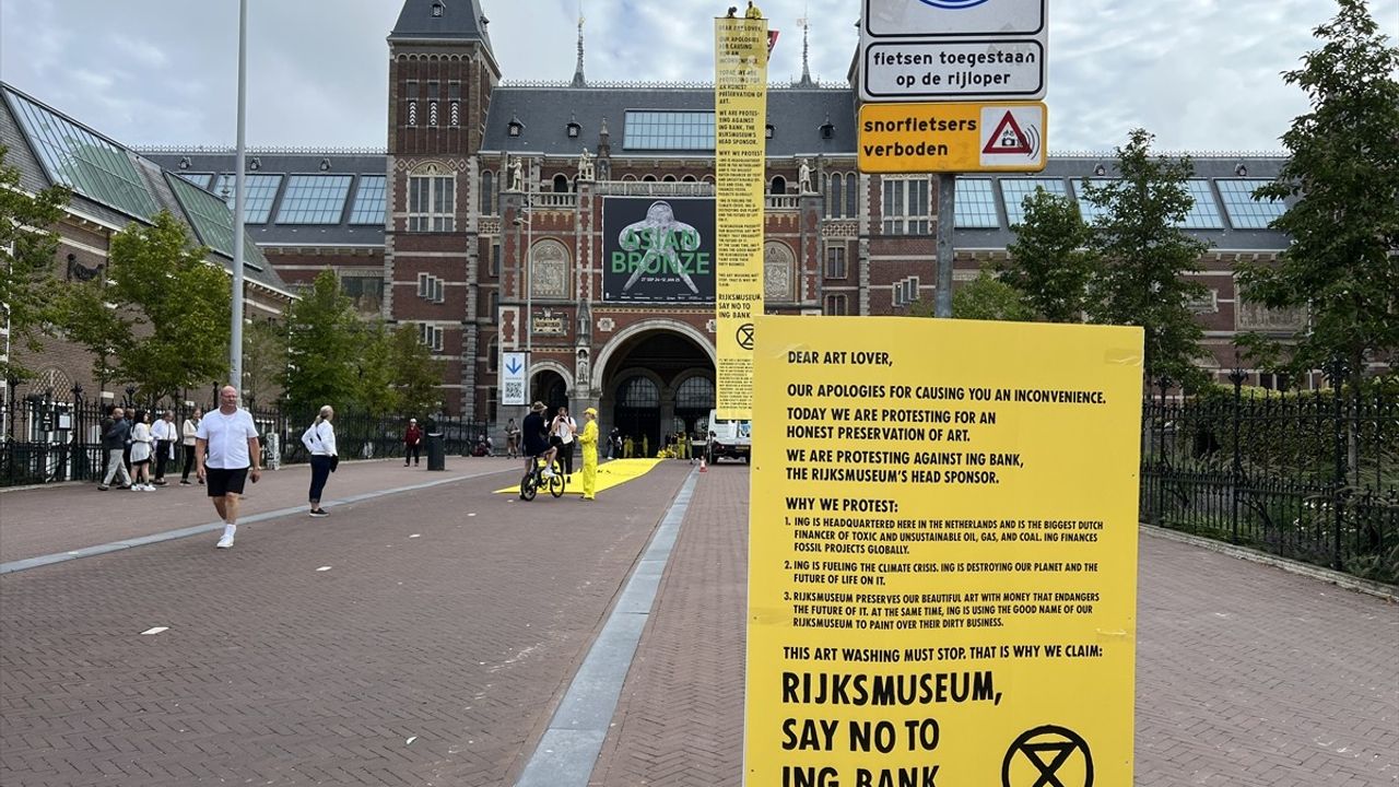 Amsterdam'da İklim Aktivistleri Rijksmuseum'un Girişini Kapatıyor