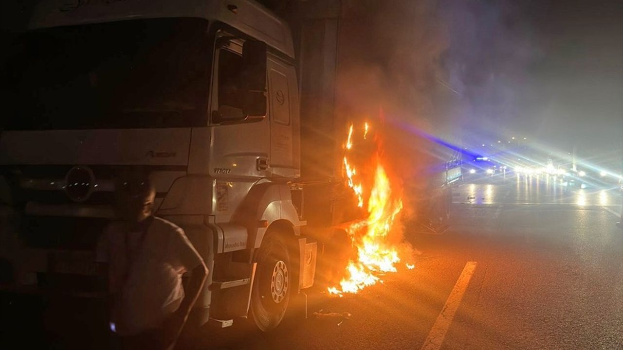 Anadolu Otoyolu'nda Tır Yangını: Yangın Kontrol Altına Alındı