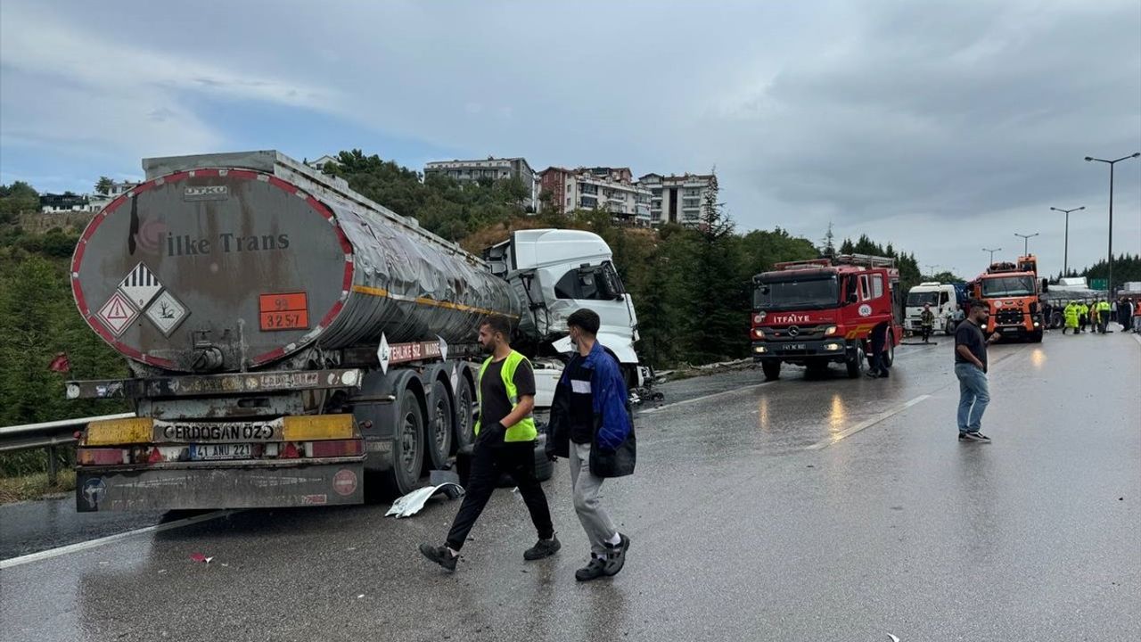 Anadolu Otoyolu'nda Zincirleme Kaza: 3 Yaralı