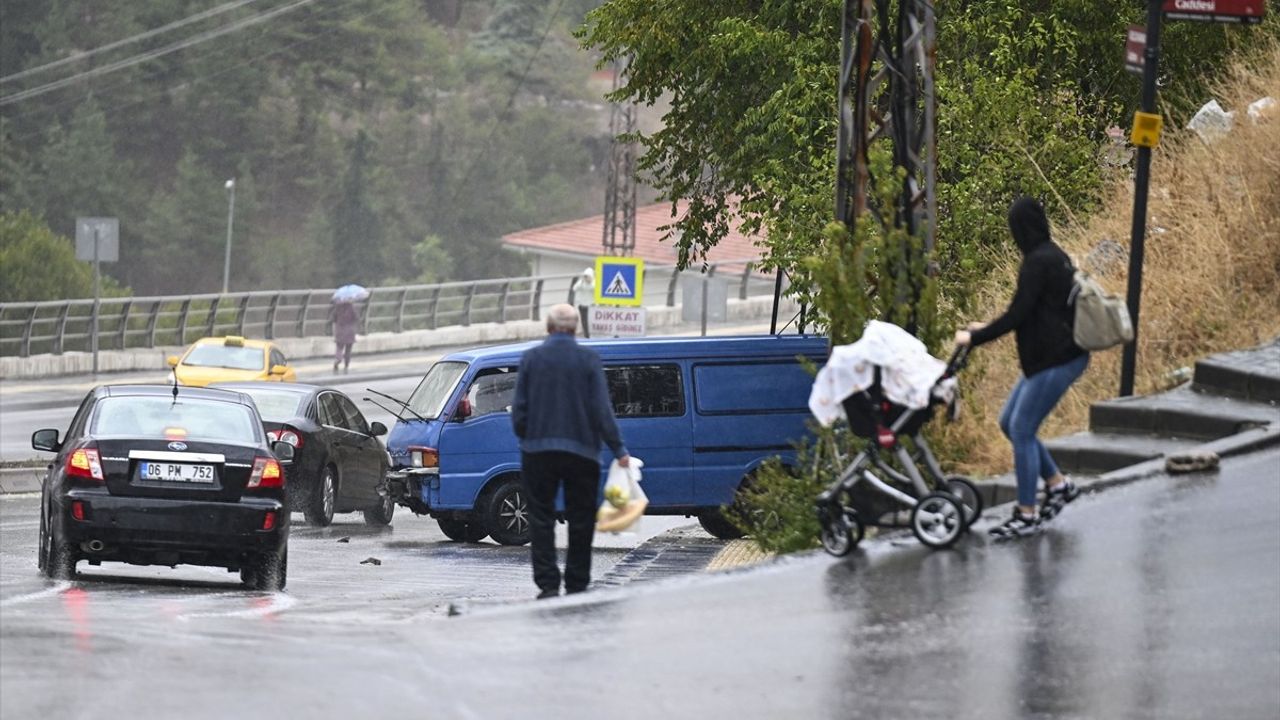 Ankara'da Minibüs Kayalıklara Çarptı