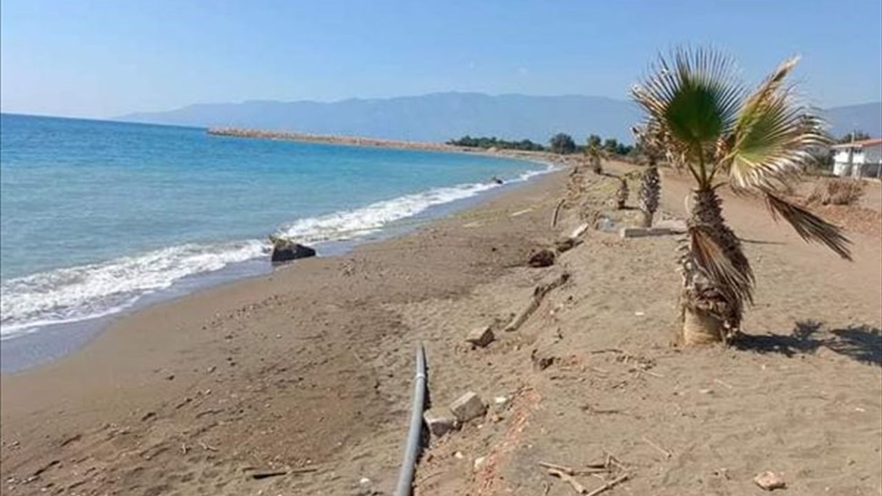 Antalya'da Plajda Kum Tepeciğinin Altında Kalan Çocuklardan Biri Hayatını Kaybetti