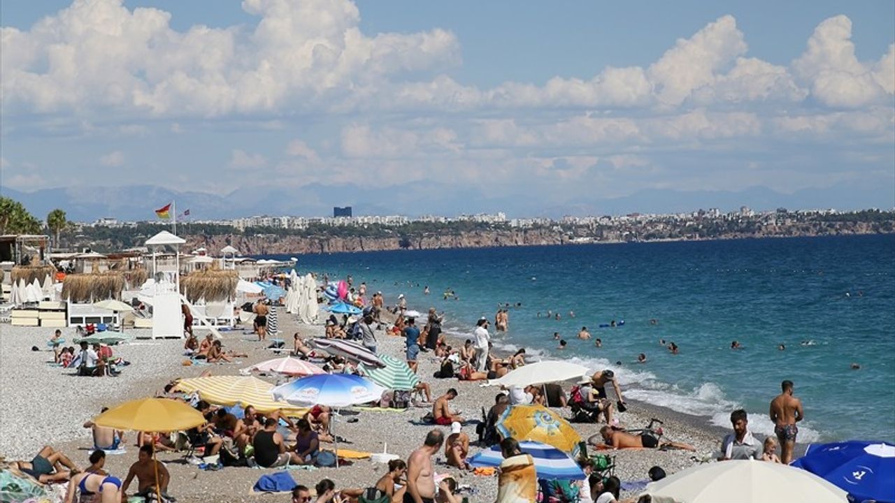 Antalya Sahillerindeki Yoğunluk Artıyor