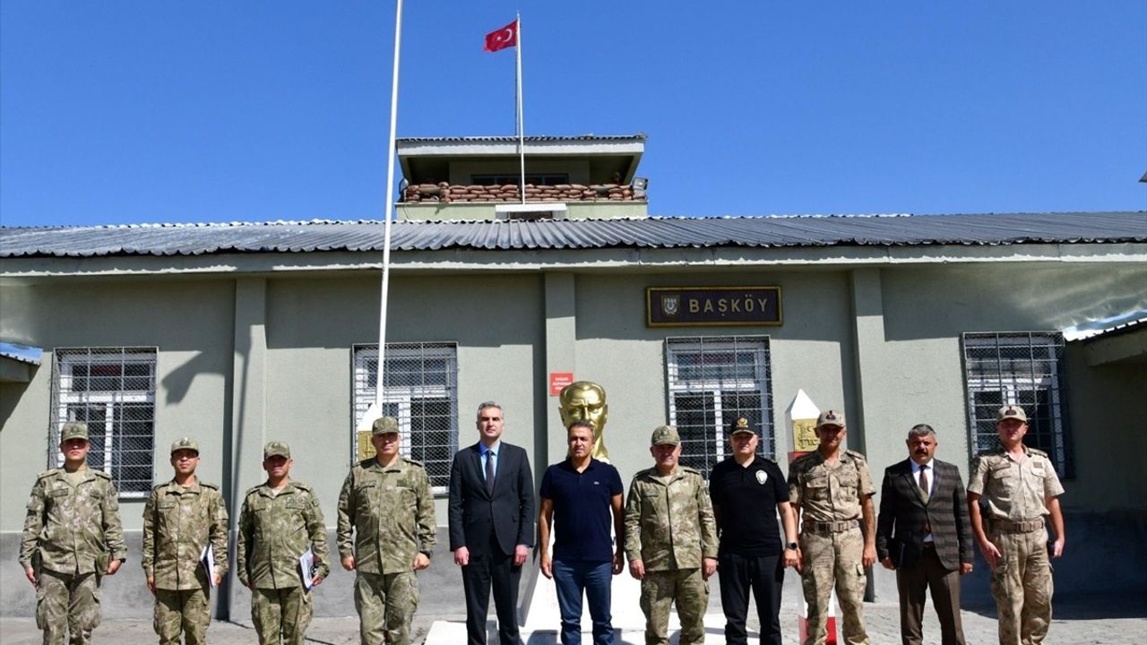 Ardahan Valisi Çiçek, Sınır'daki Mehmetçiklerle Buluştu