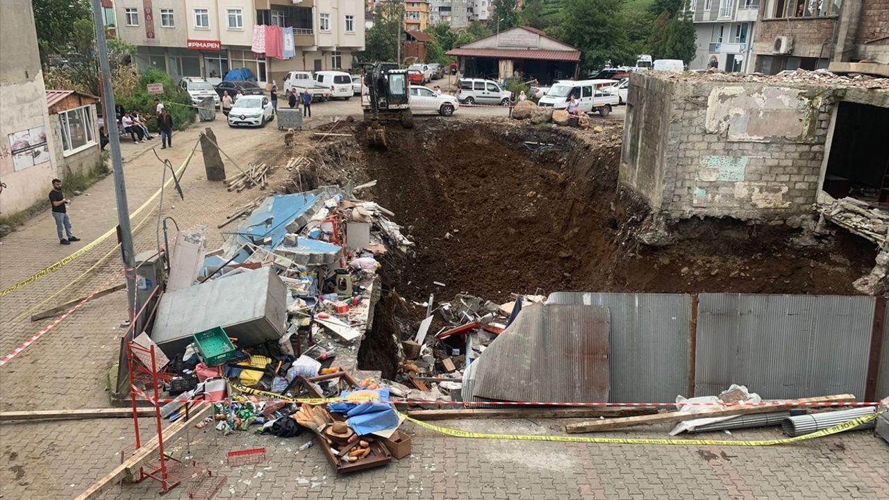 Artvin'de Çöken Bina Kazasından Son Anda Kurtuluş