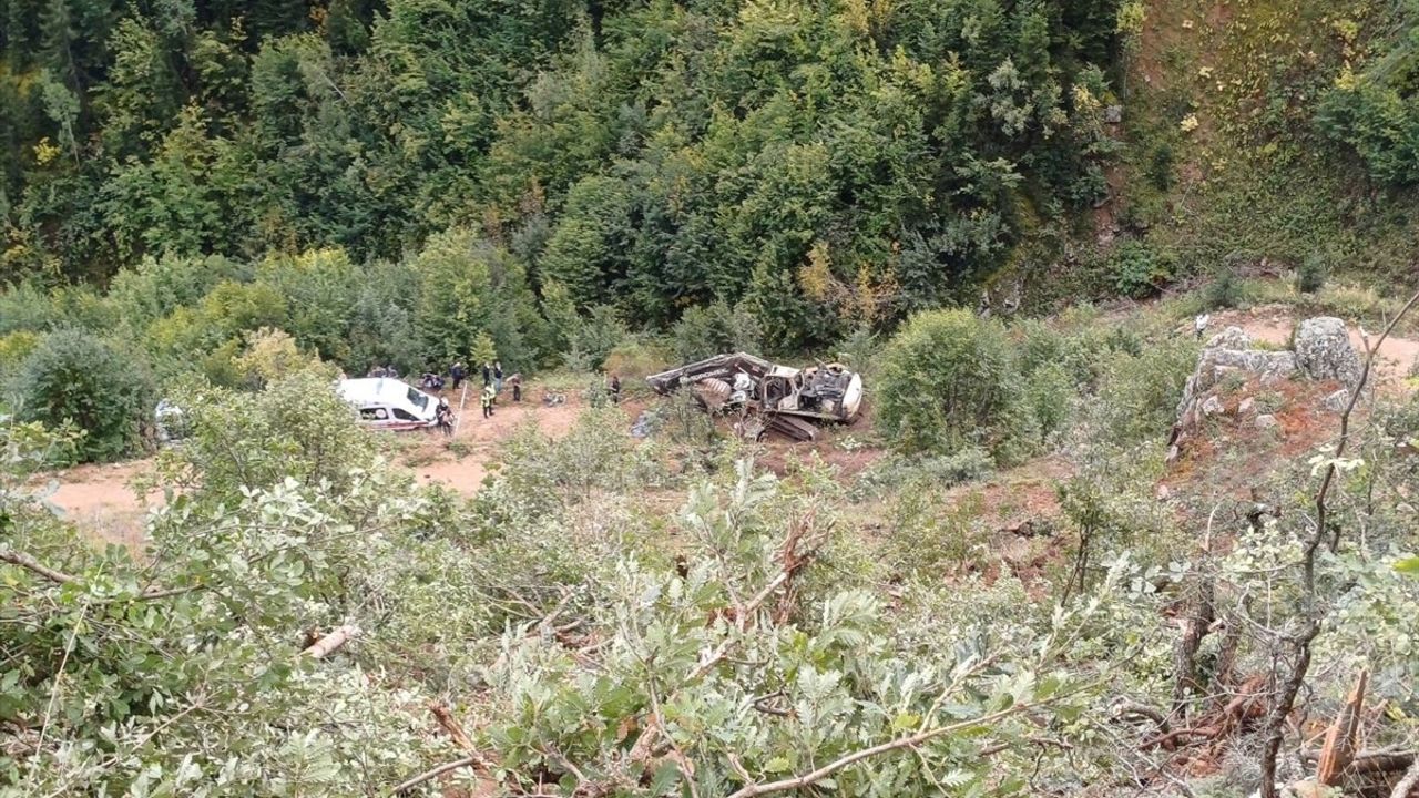 Artvin'de Kamyon Uçuruma Devrildi: 2 Kişi Hayatını Kaybetti