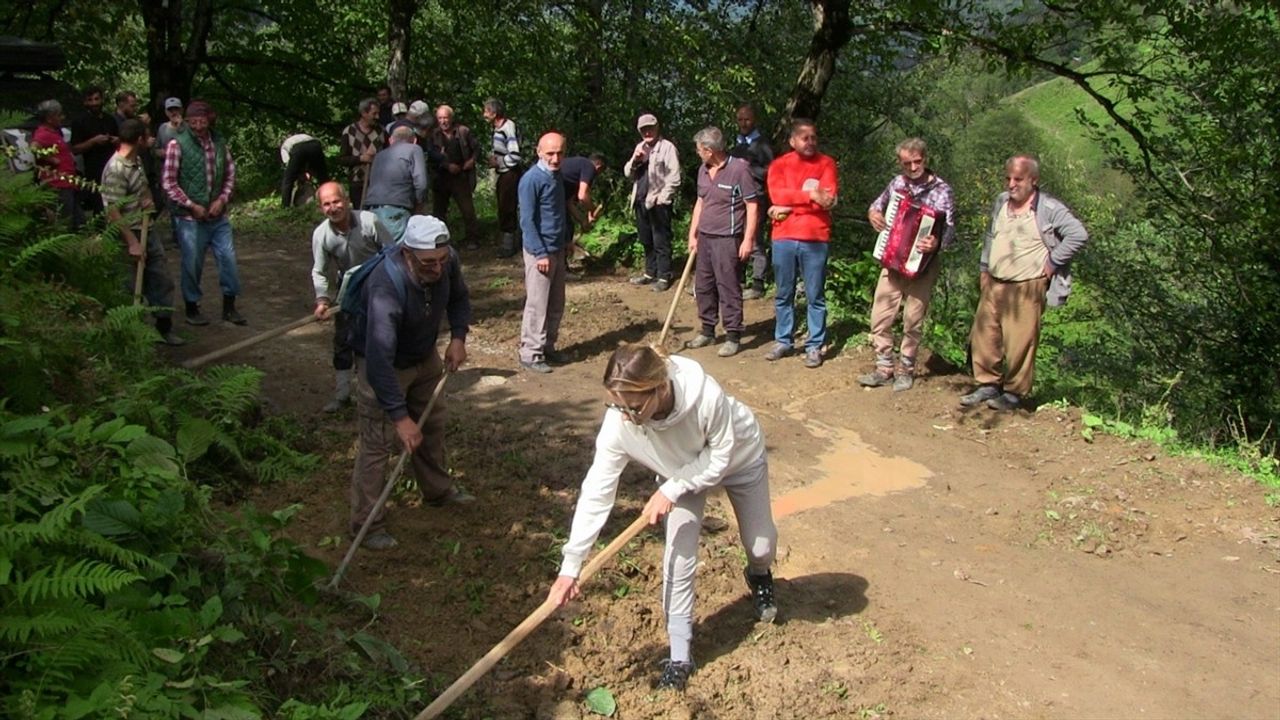 Artvin'de Köylüler Birlikte Yollarını Yeniliyor