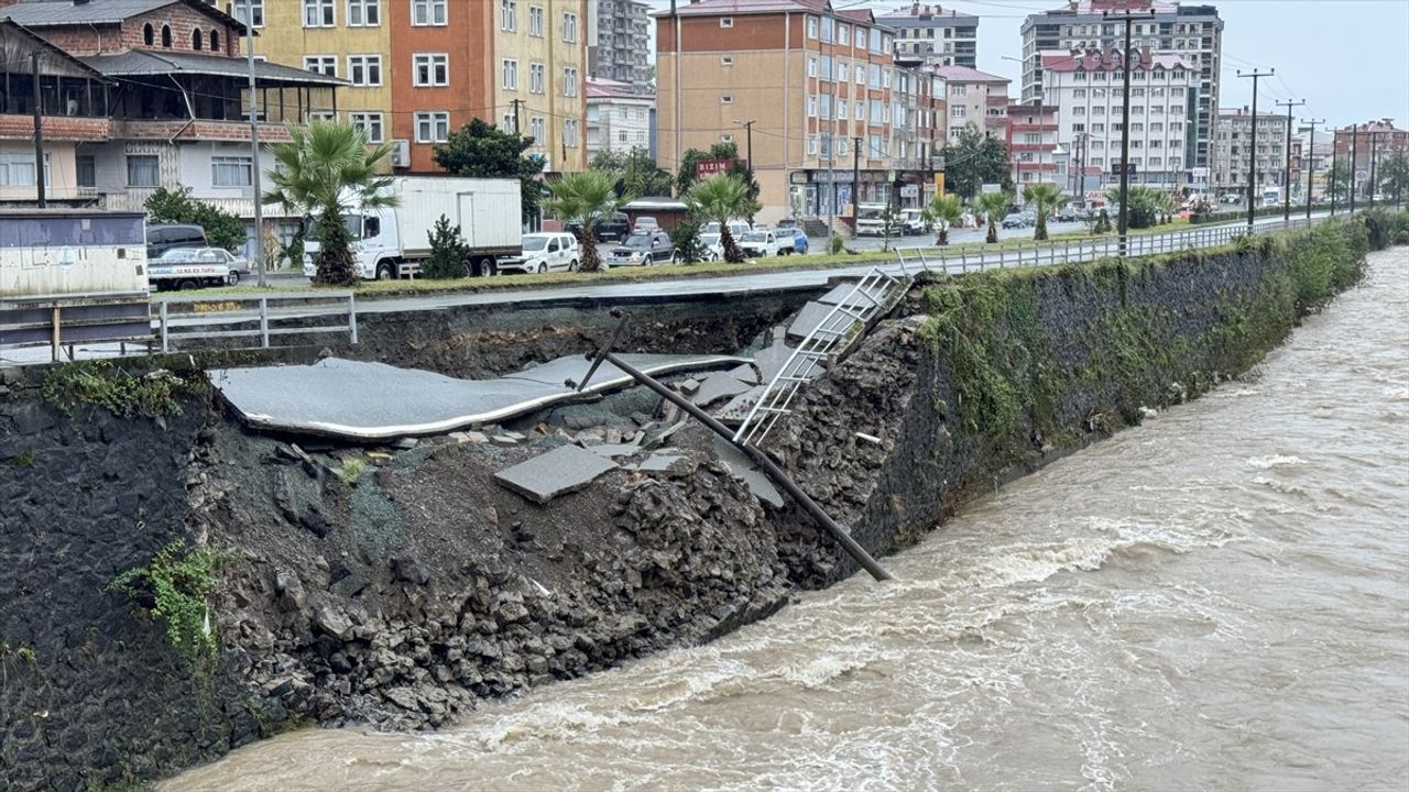 Artvin-Hopa Kara Yolunda Göçük