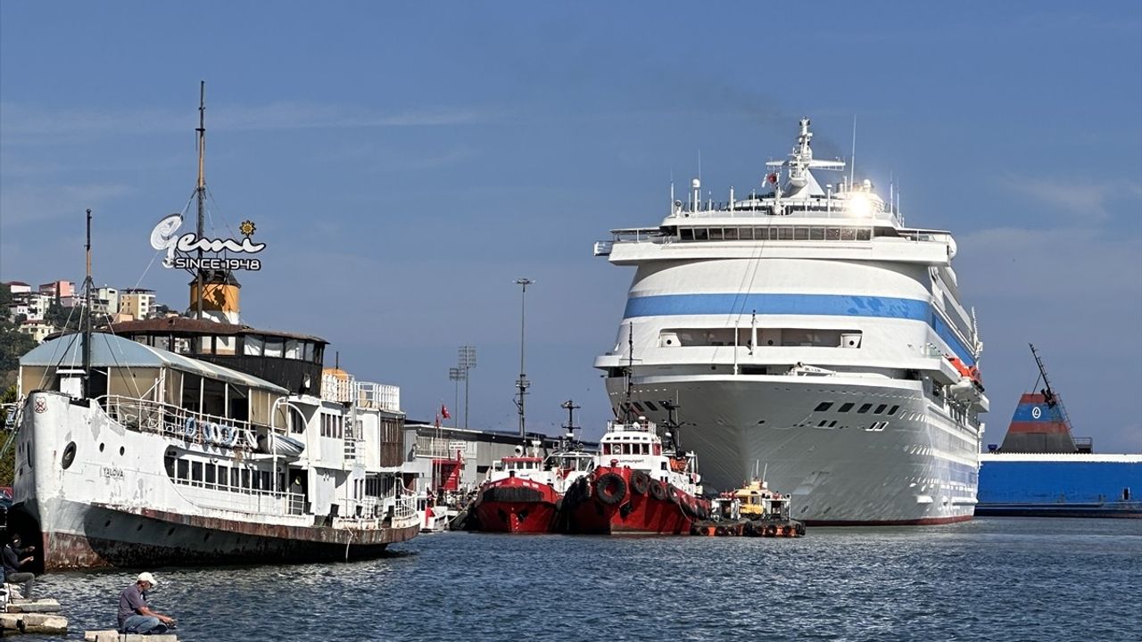 Astoria Grande Kruvaziyeri Samsun Limanı'na Demirledi