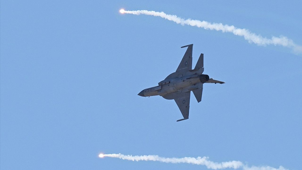 Azerbaycan Yeni JF-17C Savaş Uçaklarını Tanıttı