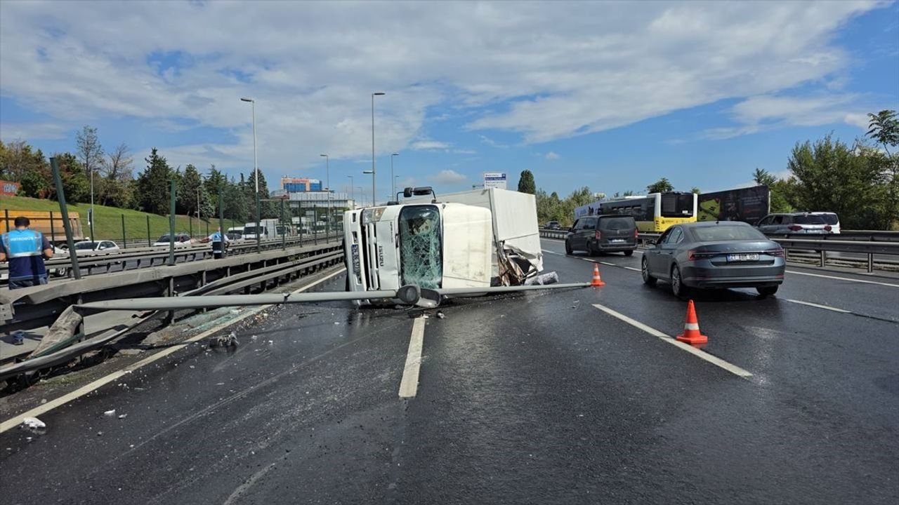 Bakırköy'deki Kaza Sonucu Trafik Kilitlendi