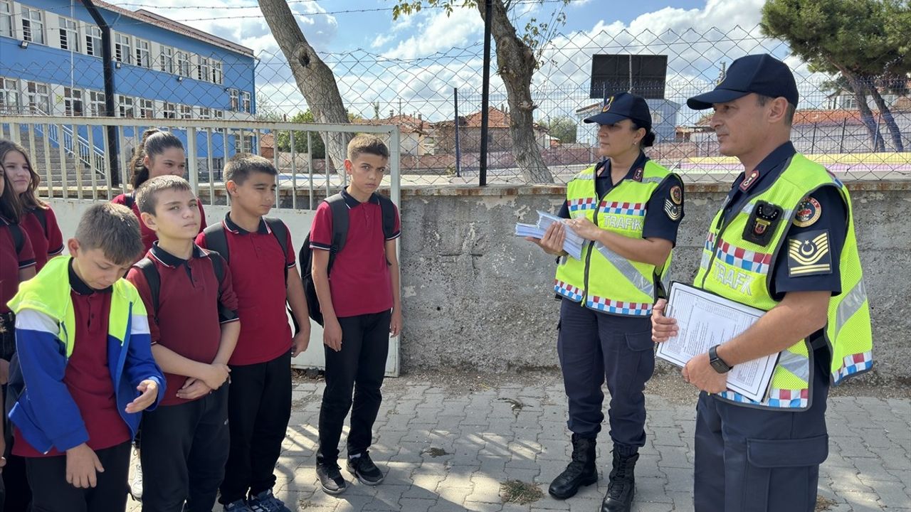 Balıkesir'de Jandarma Ekiplerinden Öğrencilere Güvenli Taşıma Denetimi