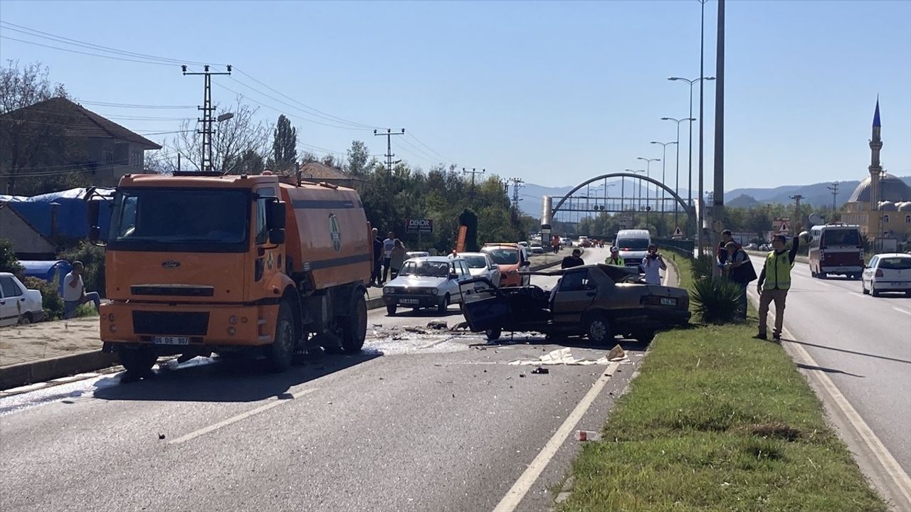 Bartın'da Trafik Kazası: Temizlik Aracına Çarpan Sürücü Ağır Yaralandı