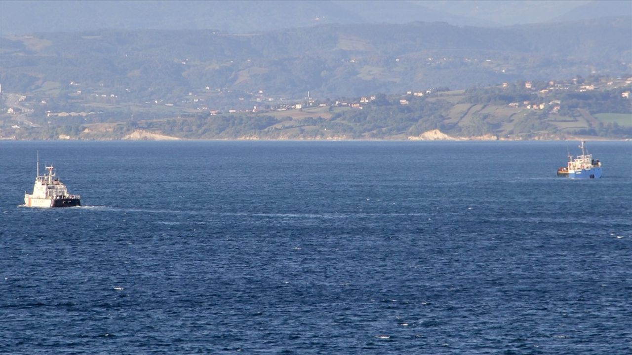 Batma Tehlikesi Geçiren Gemi Sinop Limanı'na Demirledi