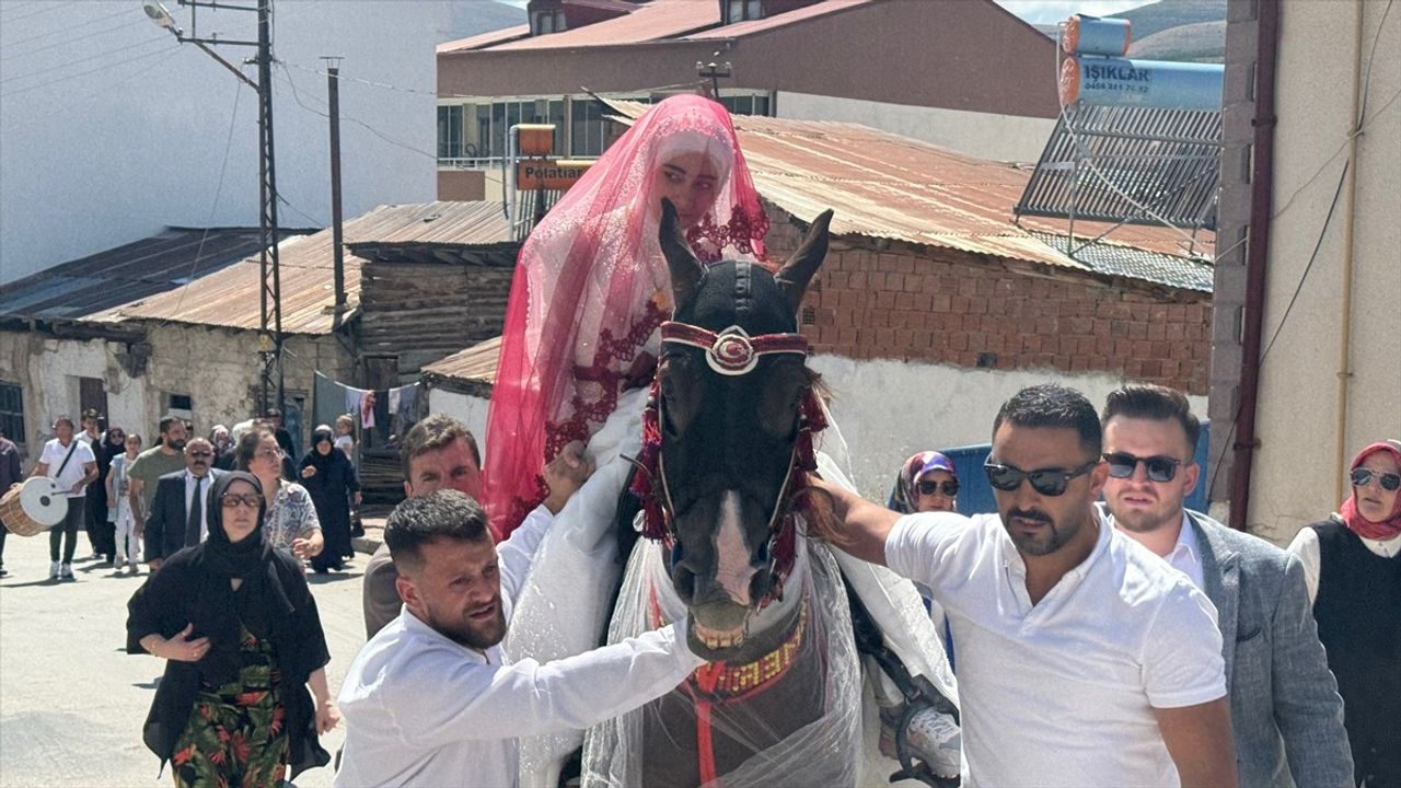 Bayburt'ta Geleneksel Atlı Gelin İle Düğün Kutlaması