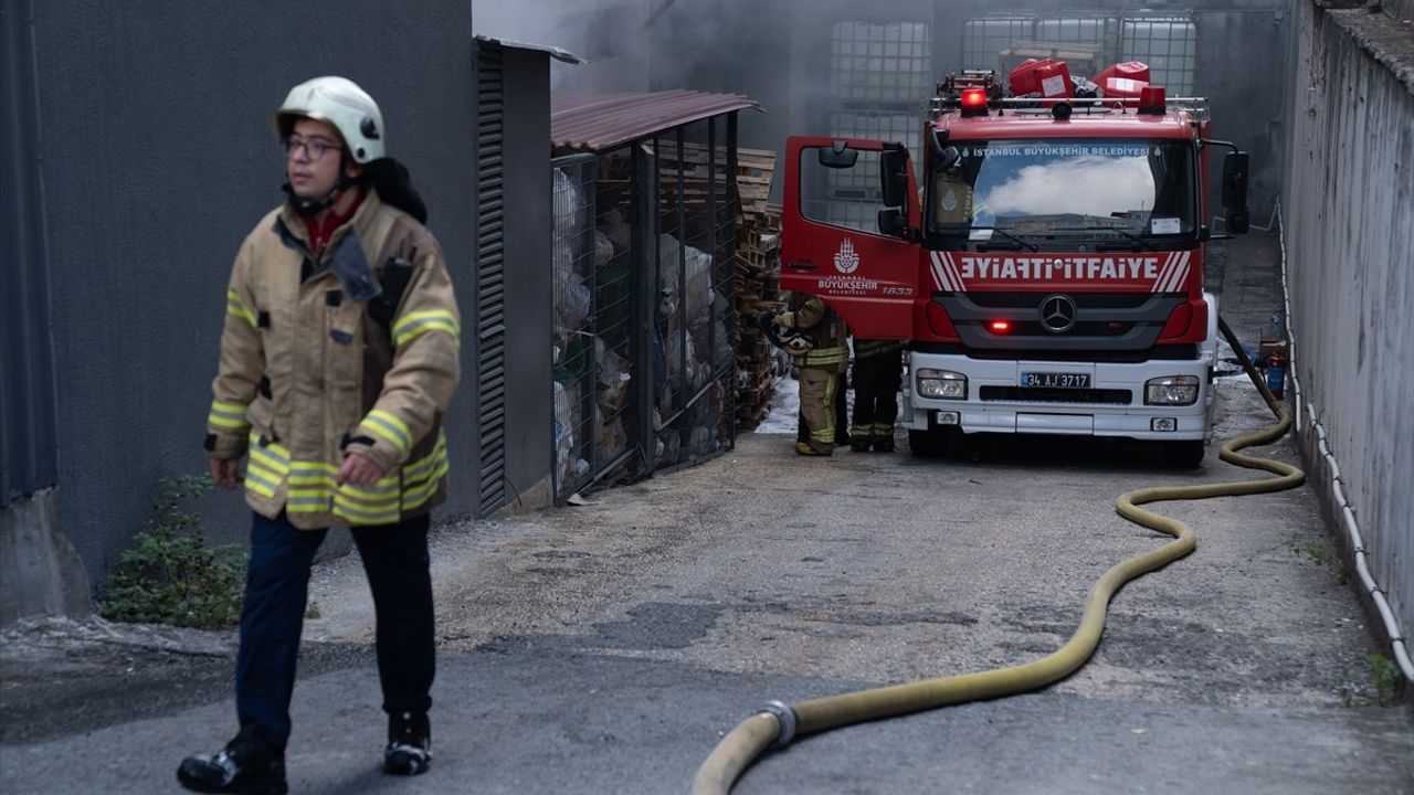 Beylikdüzü'nde Yangın Kontrol Altına Alındı