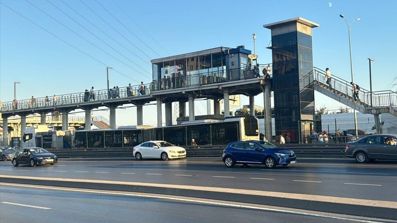 Beylikdüzü-Söğütlüçeşme Metrobüs Seferinde Lastik Patladı