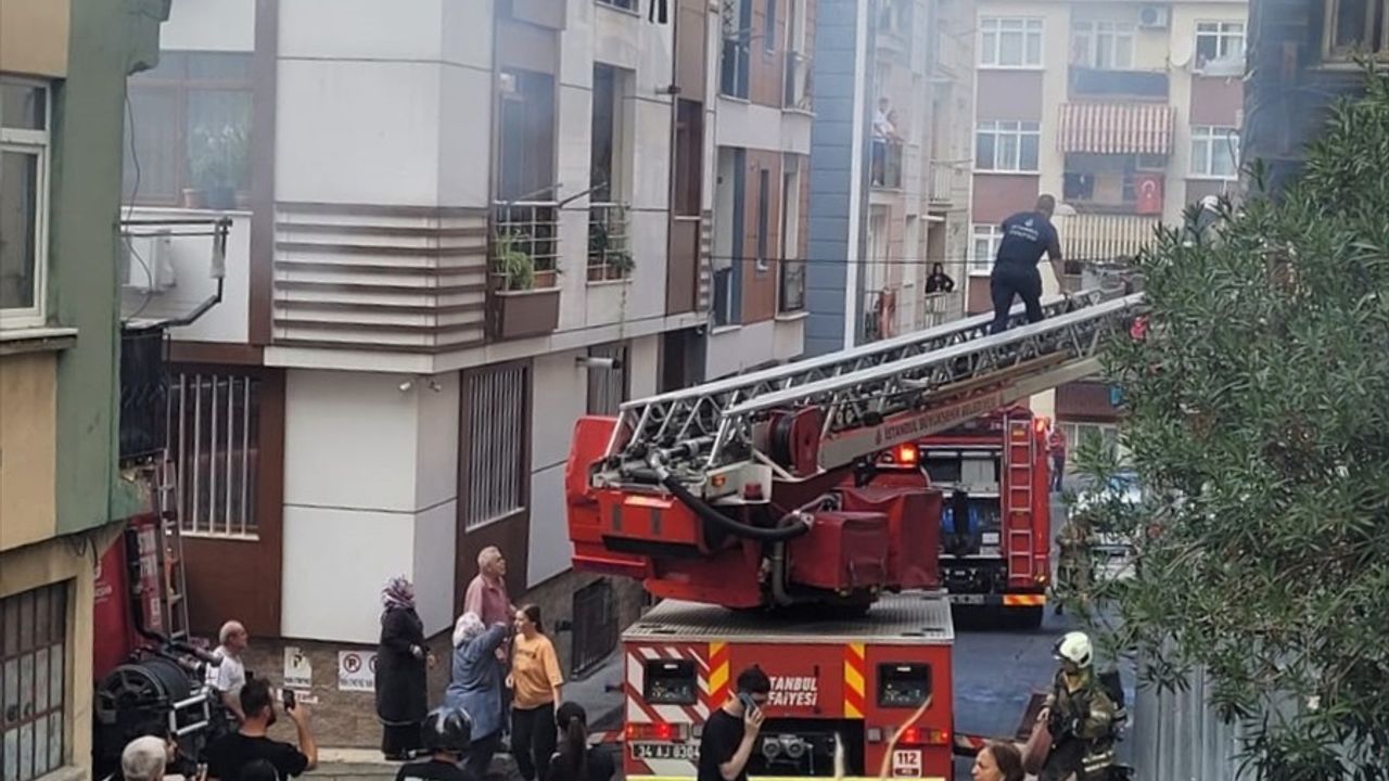 Beyoğlu'nda Yangın: Anne ve 3 Çocuğu Güvenle Kurtarıldı