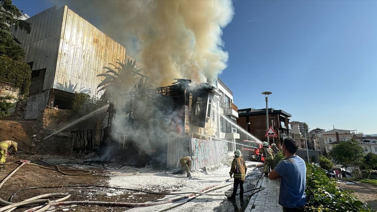 Beyoğlu'ndaki Metruk Bina Yangınına İtfaiye Müdahale Ediyor