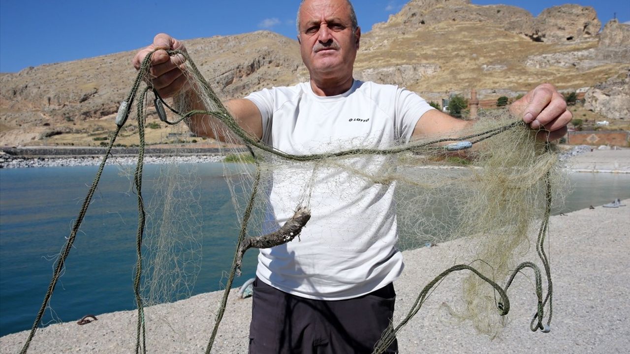 Bitlis'te Dalgıçlar Hayalet Ağı Temizledi