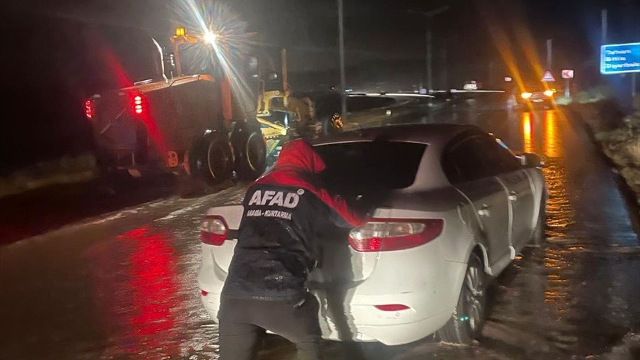 Bitlis'te Sağanak Yağış Ulaşımı Olumsuz Etkiledi