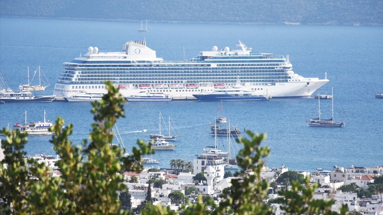 Bodrum'a İlk Defa 'Vista' Kruvaziyeri ile 1156 Yolcu Geldi