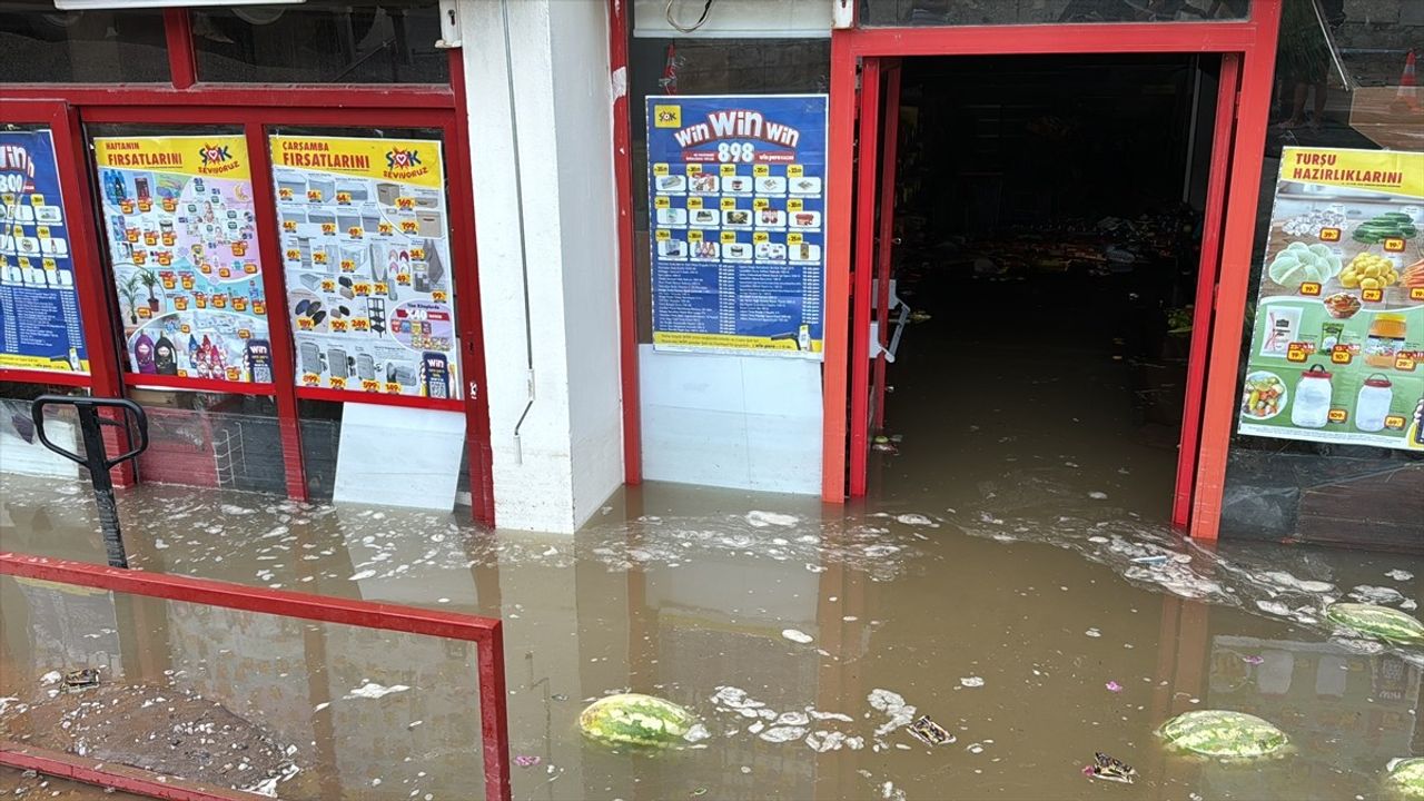 Bodrum'da Su İsale Hattı Patladı, Marketi Su Bastı