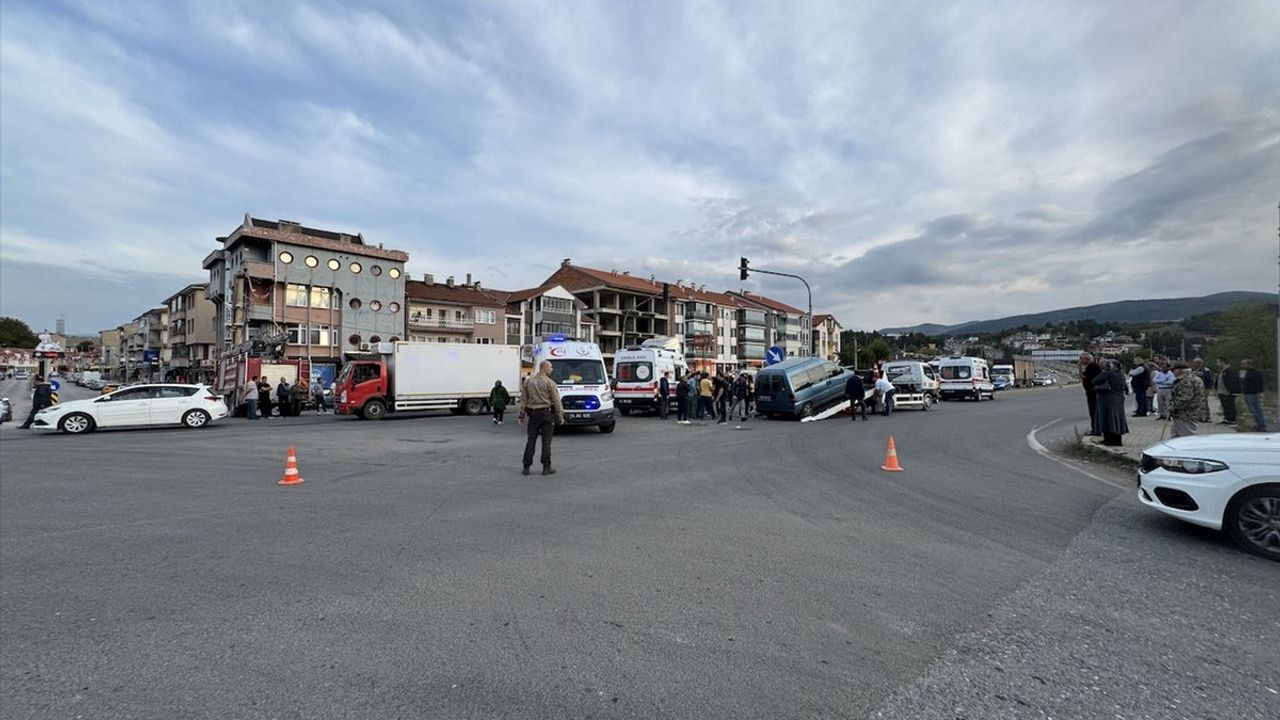 Bolu'da Ambulans ile Ticari Araç Çarpıştı: 1 Yaralı