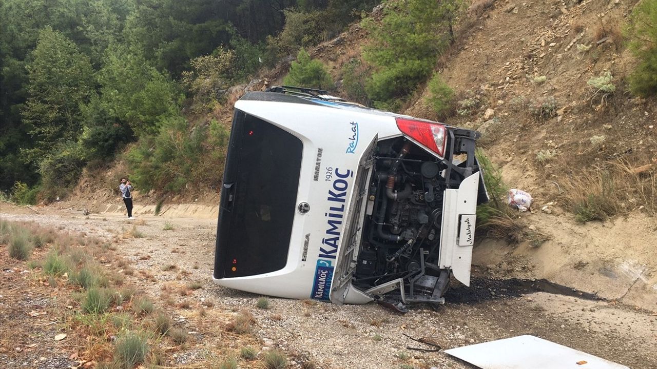 Burdur'da Otobüs Tırla Çarpıştı: 8 Yaralı