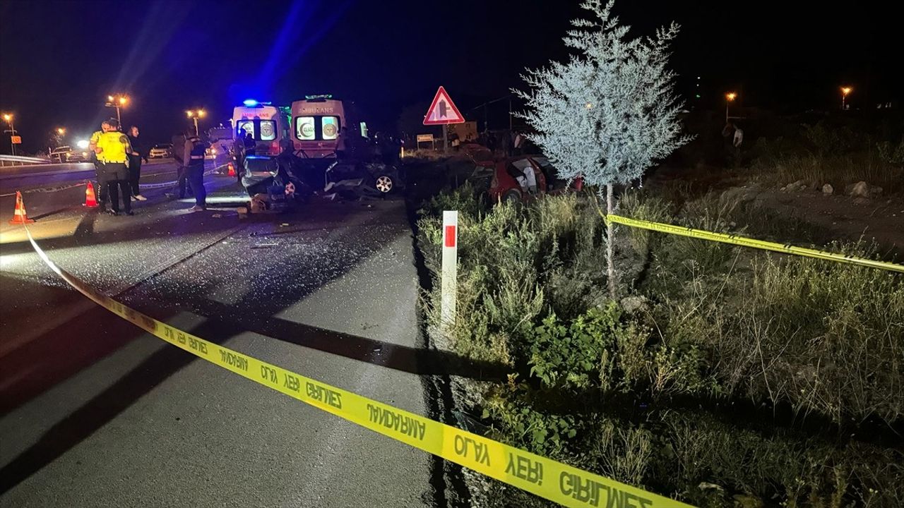 Burdur'da Trafik Kazası: 2 Ölü, 3 Yaralı