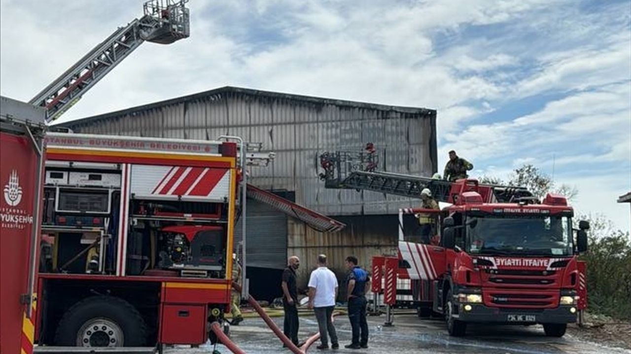 Çatalca'daki Fabrikada Yangın: İtfaiye Müdahalesi Devam Ediyor