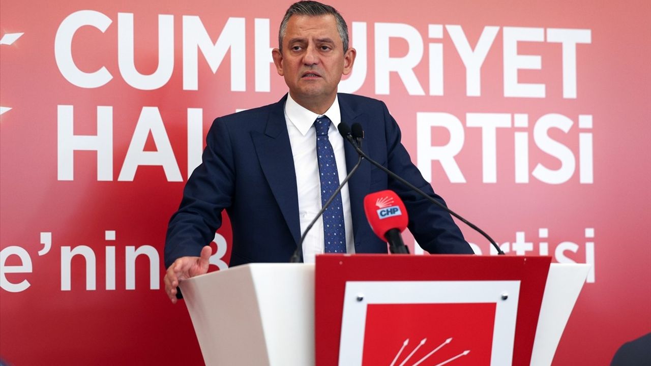 CHP Genel Başkanı Özgür Özel, Farklı Kesimlerden Ailelerle Buluştu