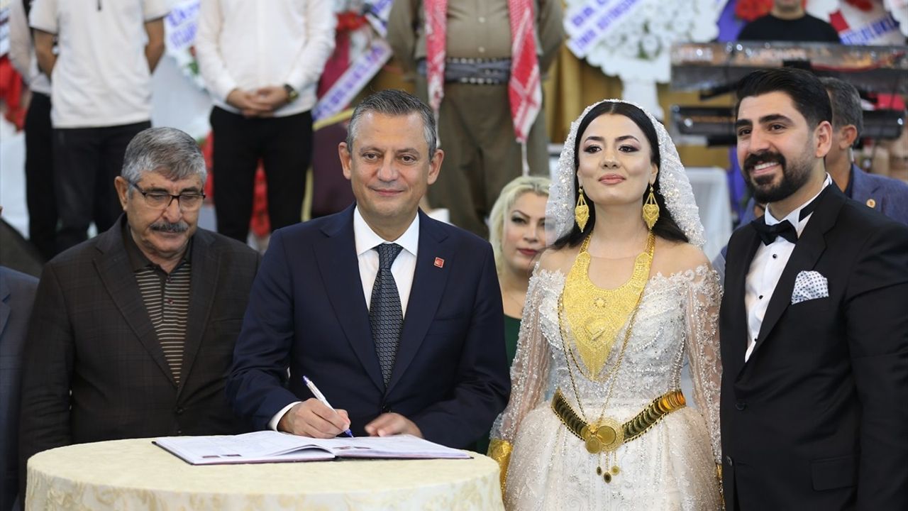 CHP Genel Başkanı Özgür Özel, Mardin'de Nikah Şahidliği Yaptı