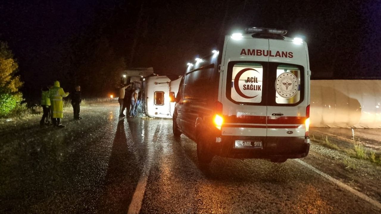 Çorum'da Fındık Kabuğu Yüklü Tır Devrildi, İki Yaralı