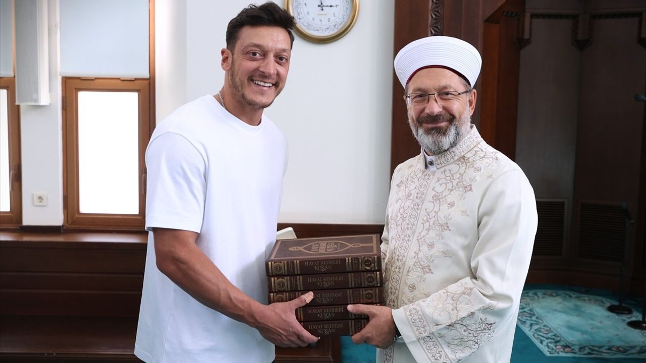 Diyanet İşleri Başkanı Ali Erbaş ve Mesut Özil'den Anlamlı Buluşma