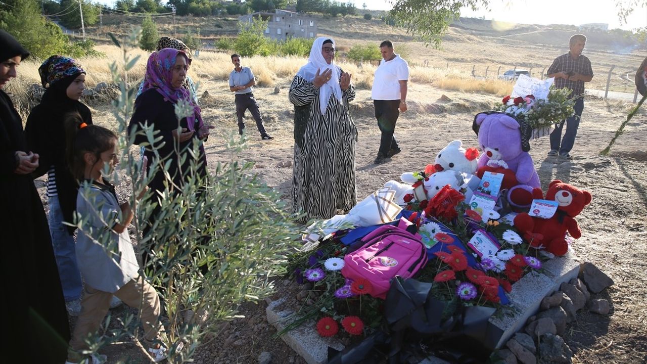 Diyarbakır'da 8 Yaşındaki Narin Güran'a Ziyaretler Devam Ediyor