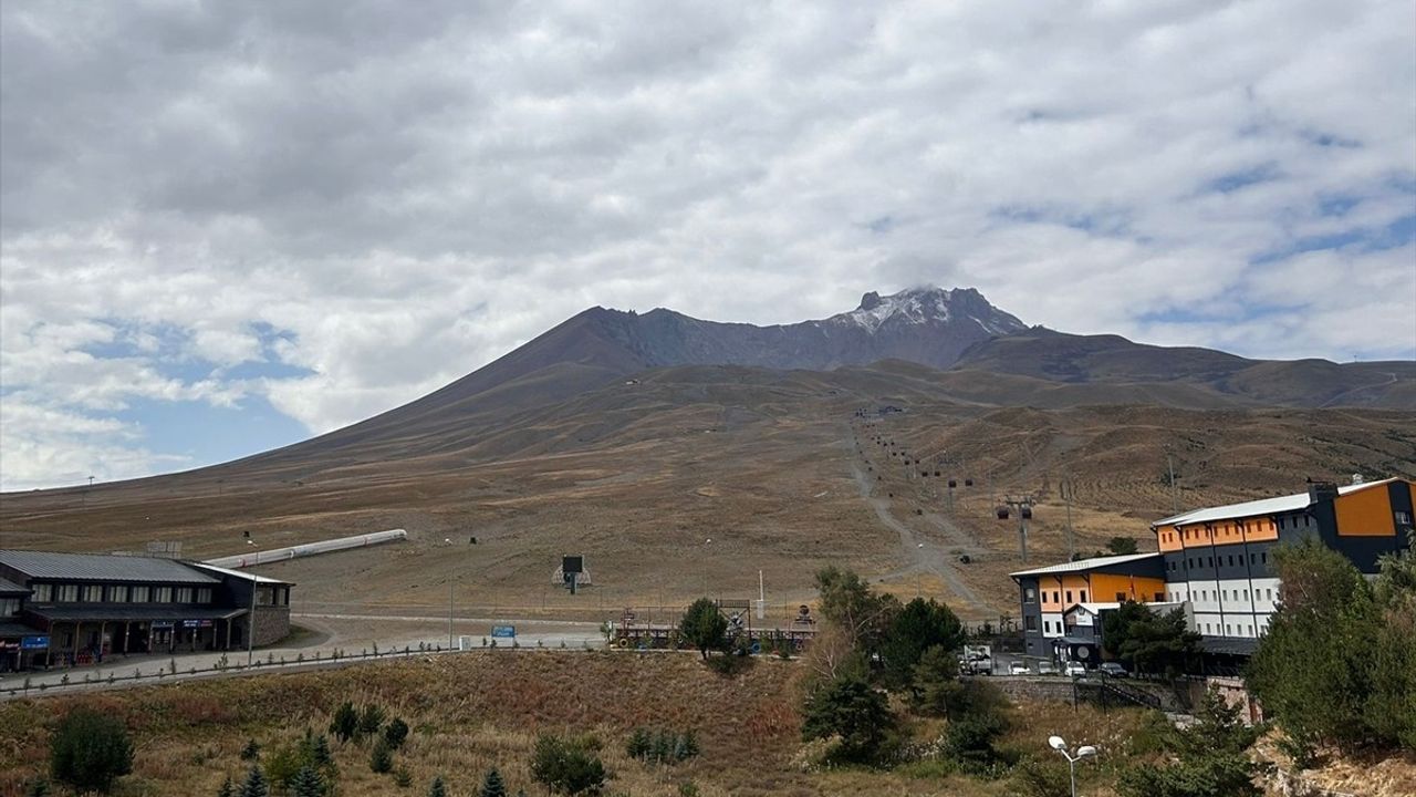 Erciyes Dağı'nın Zirvesine Kar Düştü