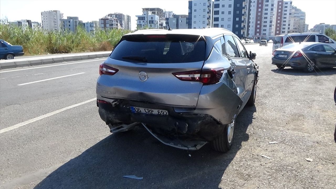 Erdemli'de Kaza: Park Halindeki 3 Araca Çarpan Otomobilde 2 Yaralı