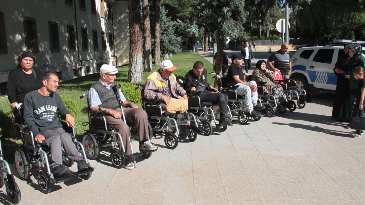 Erzincan’da 20 Engelliye Akülü Sandalye Desteği