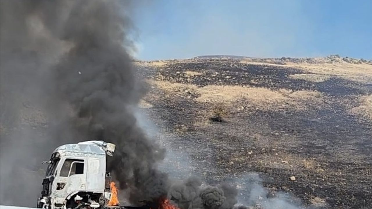 Erzincan'da Alev Alan Tır Kullandırılamaz Hale Geldi