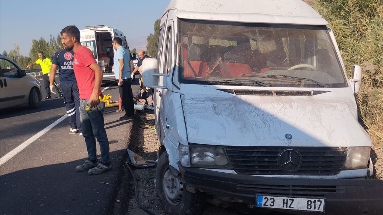 Erzincan’da İşçi Taşıyan Minibüs Sulama Kanalına Çarptı: 9 Yaralı