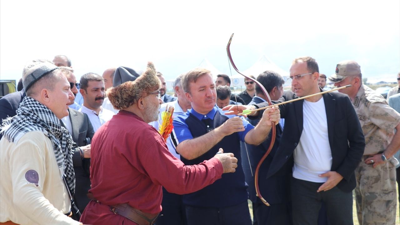 Erzincan'da Mengücek Melik Gazi Büyükler Hava Koşusu Türkiye Şampiyonası Başladı