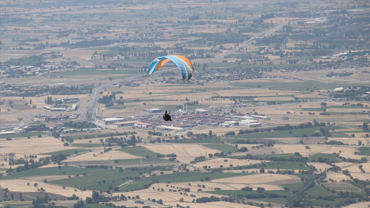 Erzincan'da Orkut Baysal Yamaç Paraşütü Şampiyonası Başladı