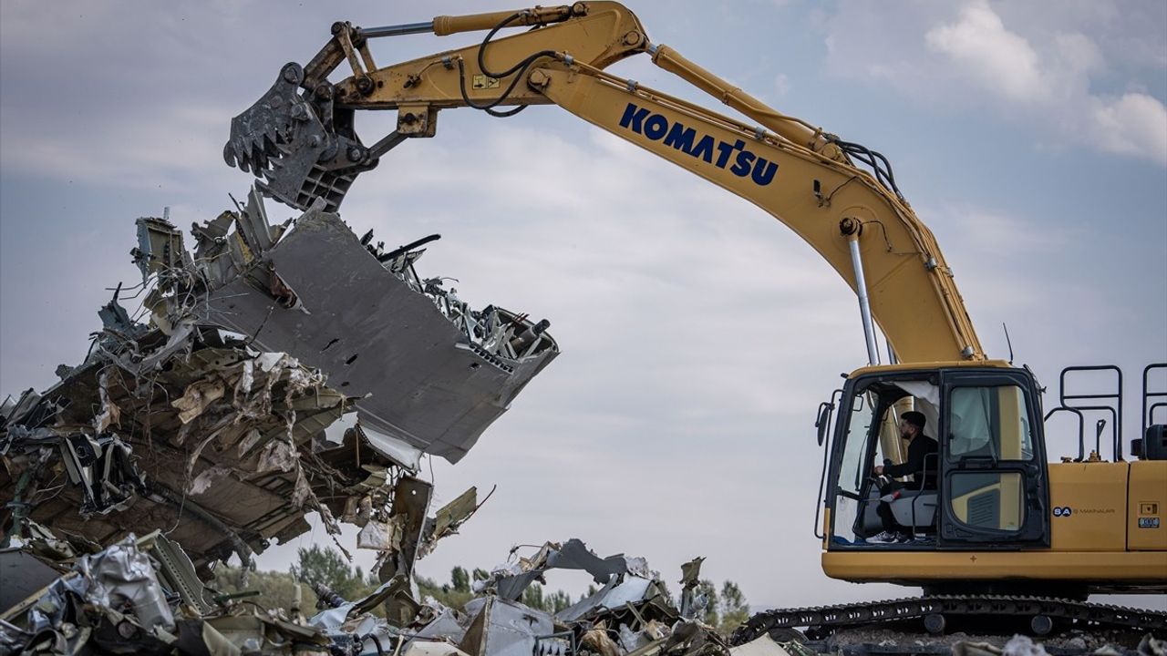 Erzurum'da Tarihi Uçak Parçalandı