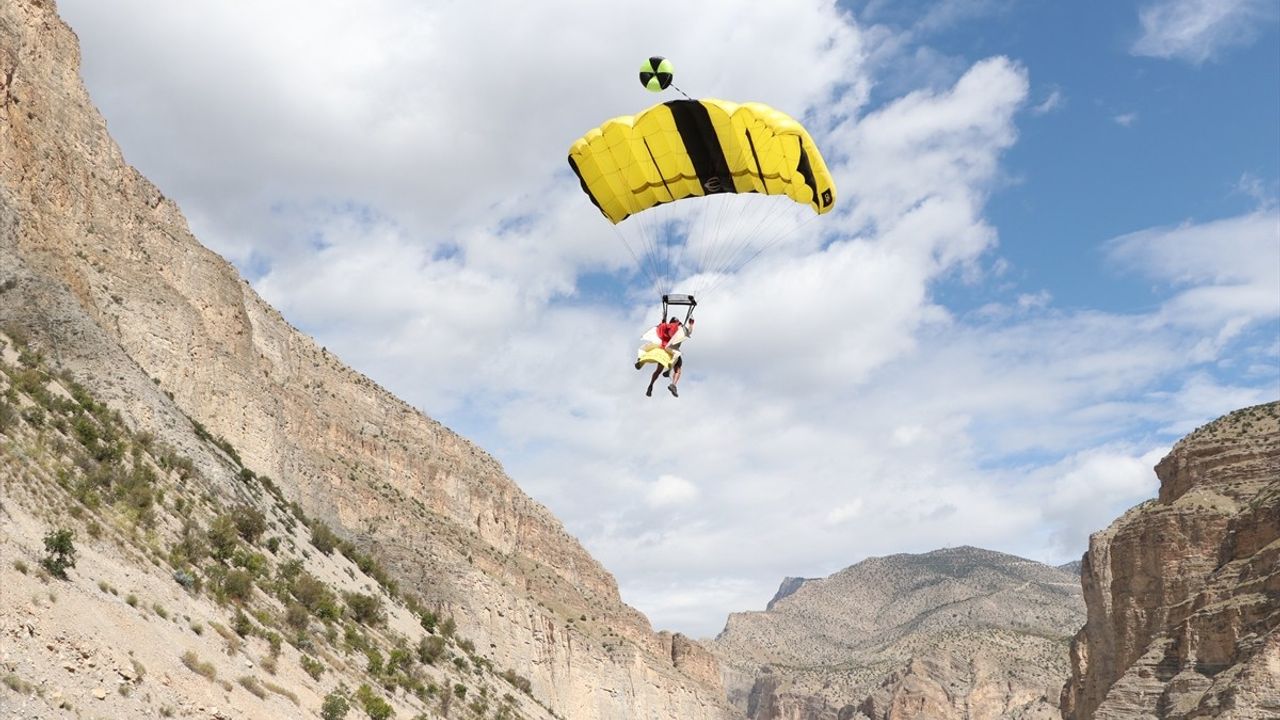 Erzurum Semalarında Heyecan Verici Wingsuit Gösterisi