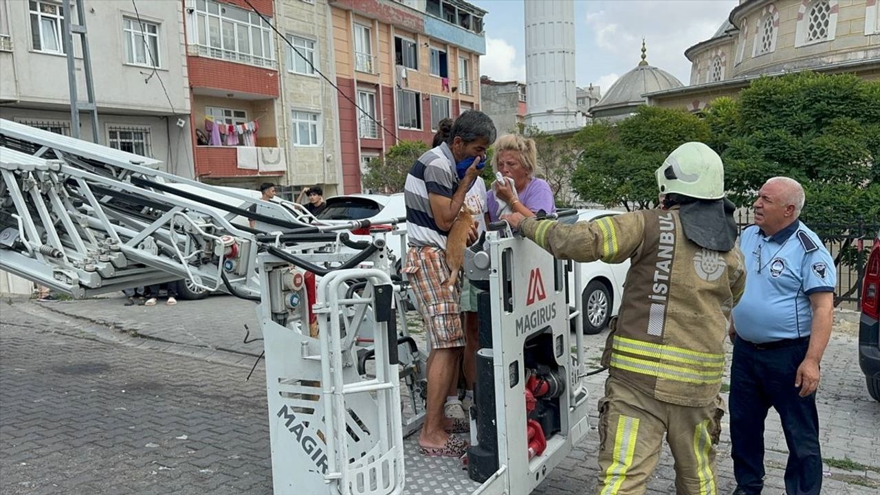 Esenyurt'ta Apartman Yangını: 4 Kişi Dumandan Etkilendi