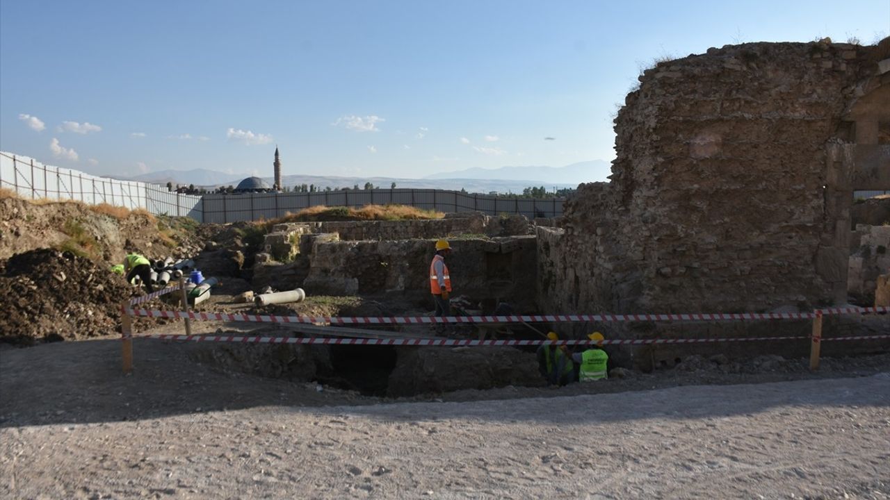 Eski Van Şehri'ndeki Ulu Cami'de Restorasyon Çalışmaları Devam Ediyor